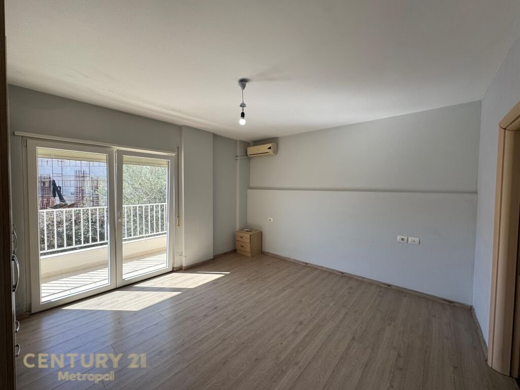 Apartament 2+1+2 per shitje te kopshti botanik ! (2)