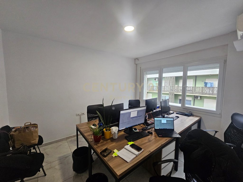 Zogu i zi, ufficio in affitto (3)