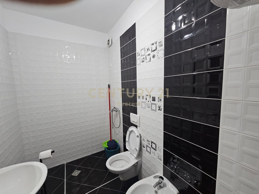 Zogu i zi, ufficio in affitto (5)