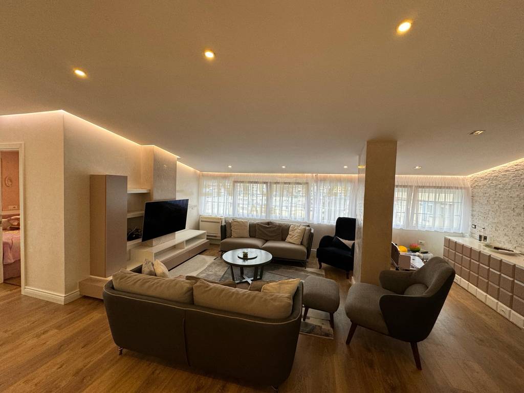 Shitet penthouse luksoz në fresk + 2 poste parkimi !