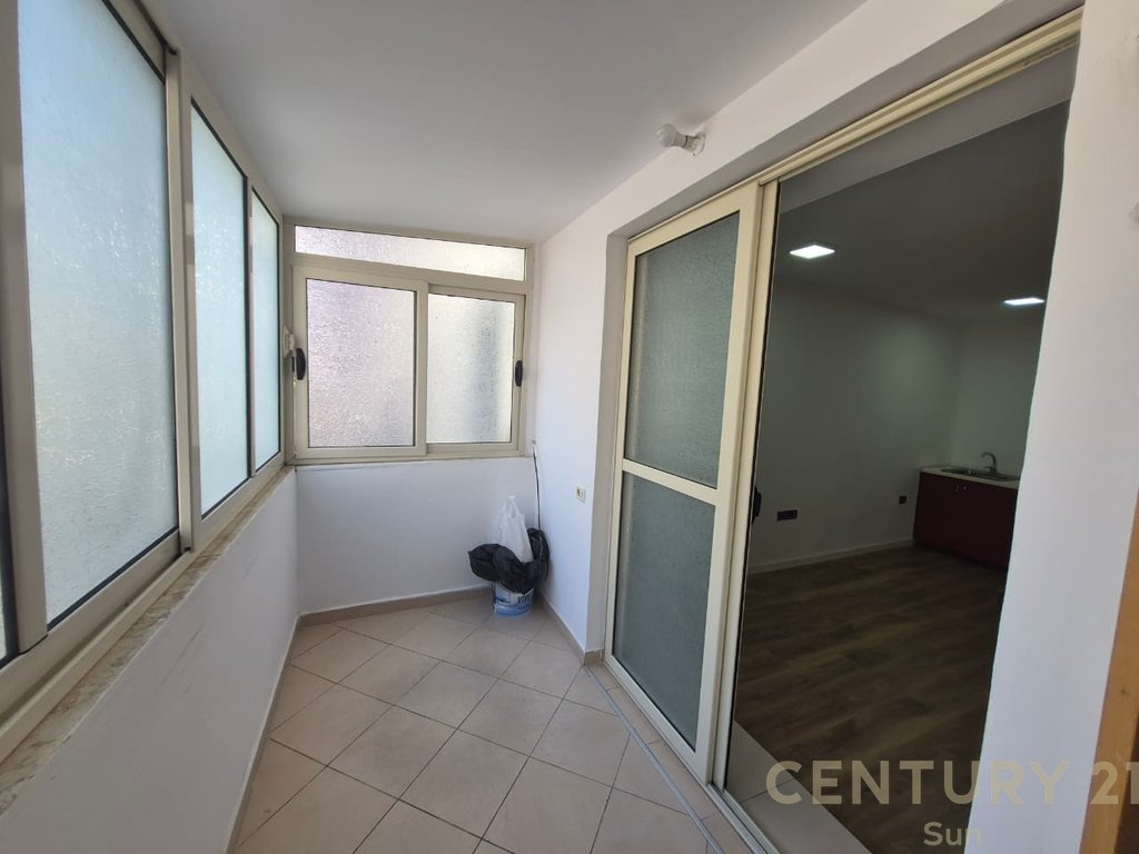 Jepet ambient zyre me qira – 85 m² | zona 21 dhjetori prane garden building! (8)