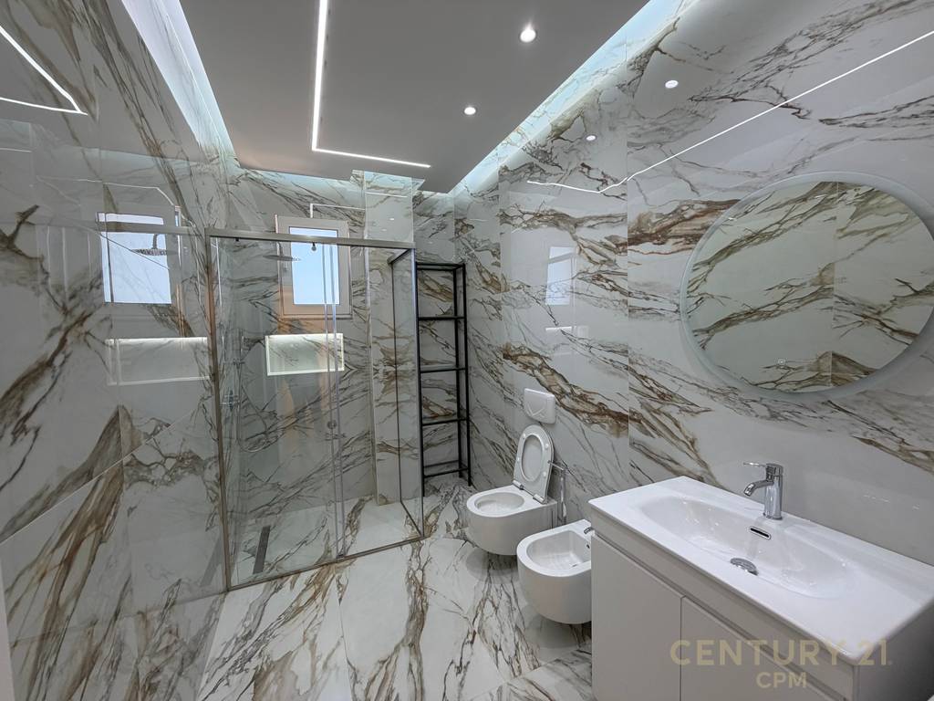Apartament 2+1 me qira tek kodra e priftit pranë venue club!