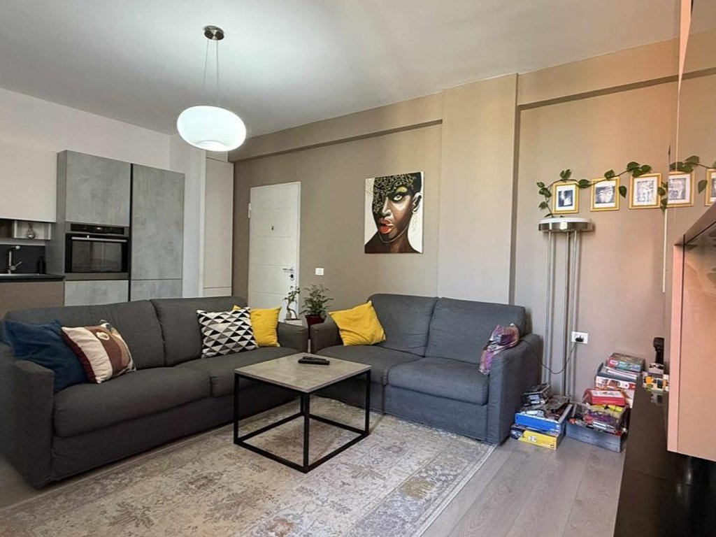 Apartament 2+1 me qira tek kodra e priftit pranë venue club!