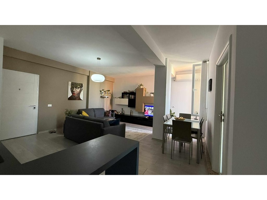 Apartament 2+1 me qira tek kodra e priftit pranë venue club!