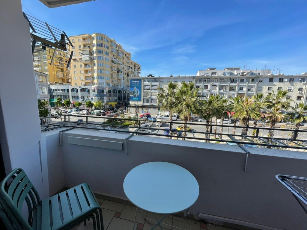 Jepet me qira apartament 1+1 tek stacioni i trenit!