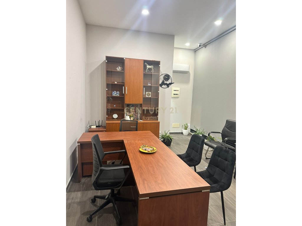 Commercial space with super price, on barrikadave street! (5)