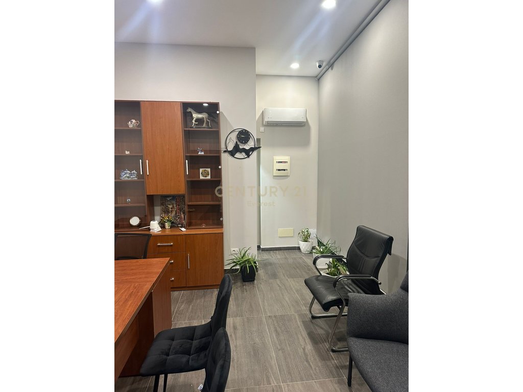 Commercial space with super price, on barrikadave street! (7)