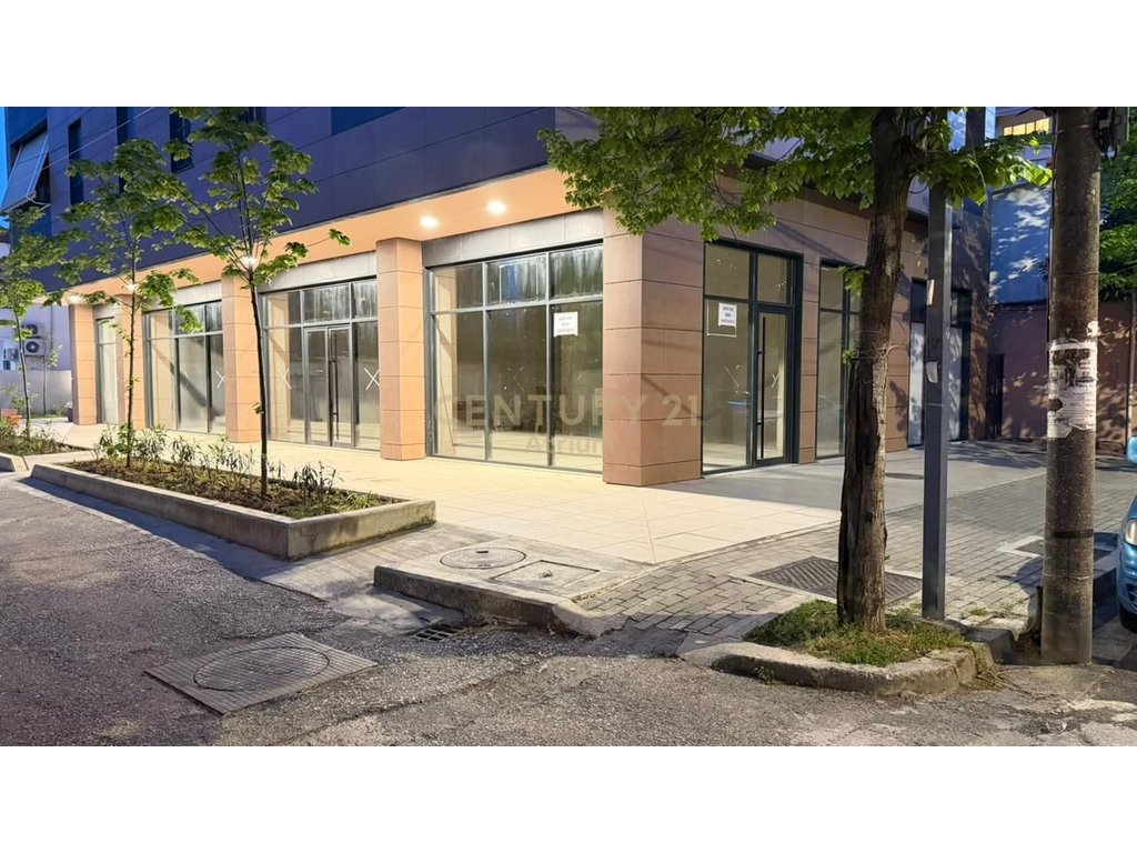 In affitto - spazio commerciale di 120 mq al piano terra vicino alla scuola gialla!