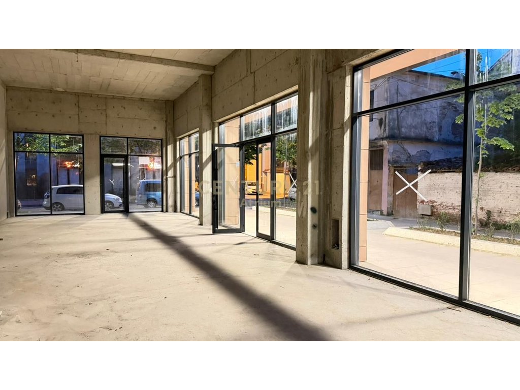 In affitto - spazio commerciale di 120 mq al piano terra vicino alla scuola gialla! (2)