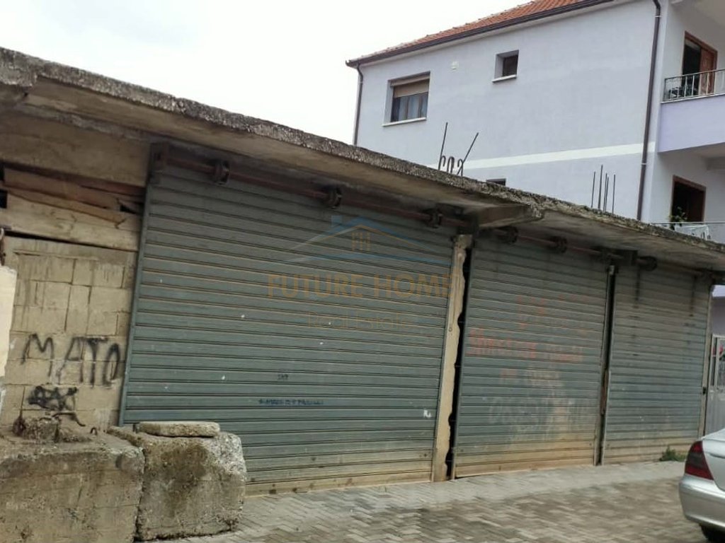 Shitet , magazinë , rruga pjetër bogdani , Pogradec
