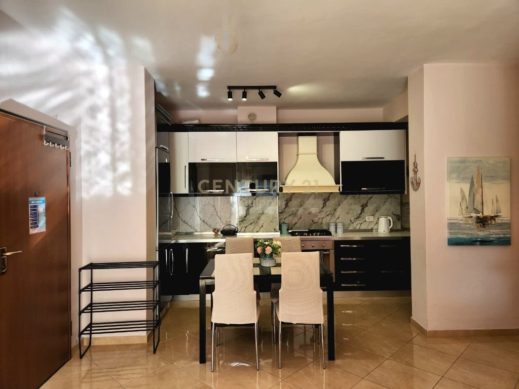 Shitet apartament 2+1+2 tek ''Ish Kombinati"!