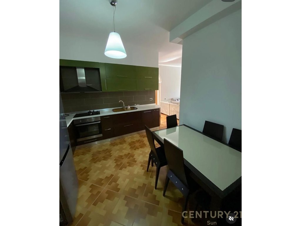 Shitet apartament 2+1+2 tek ''Ish Kombinati"!