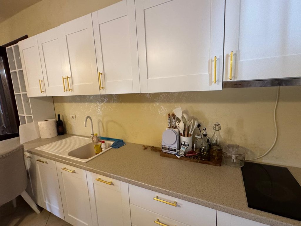 Shitet apartament 2+1+2 tek ''Ish Kombinati"! (4)