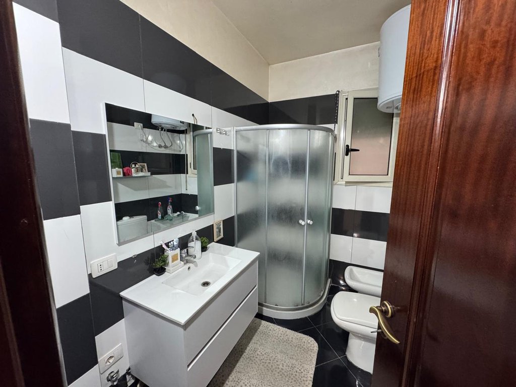 Shitet apartament 2+1+2 tek ''Ish Kombinati"!