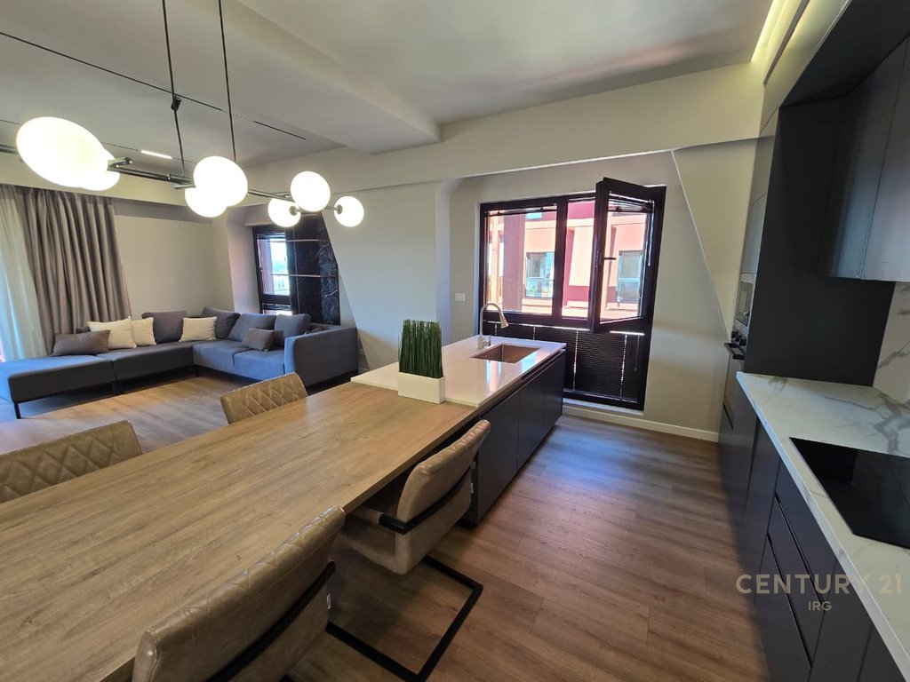 Apartament 3+1 i konvertuar ne 2+1+2 per shitje tek garden building! (2)