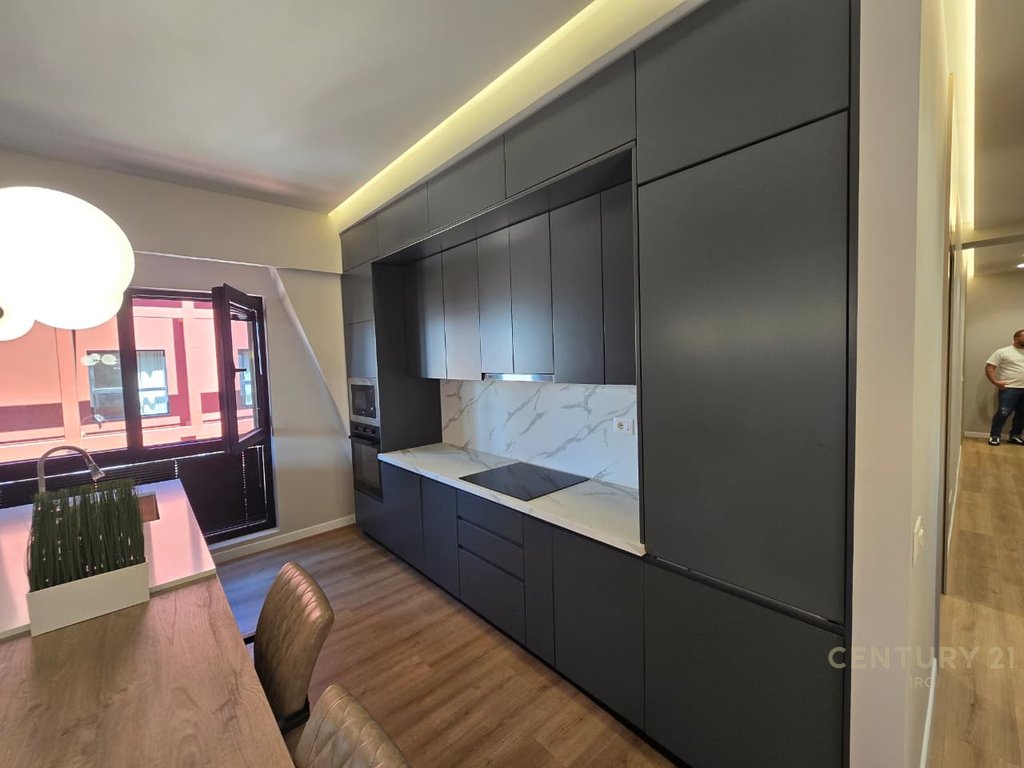 Apartament 3+1 i konvertuar ne 2+1+2 per shitje tek garden building! (3)