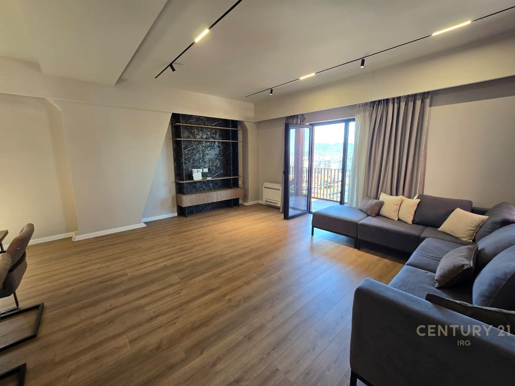 Apartament 3+1 i konvertuar ne 2+1+2 per shitje tek garden building! (5)