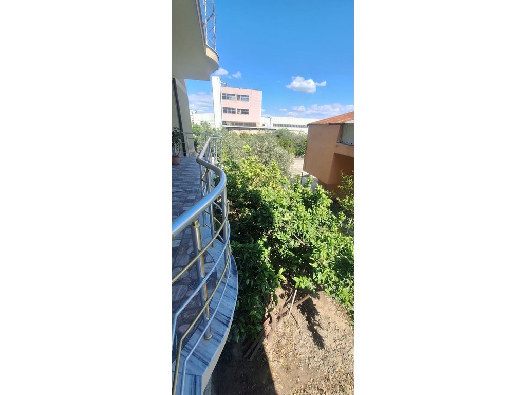 Jepet me qira apartament 3+1 në vilë 3-katëshe – 400€/muaj (2)