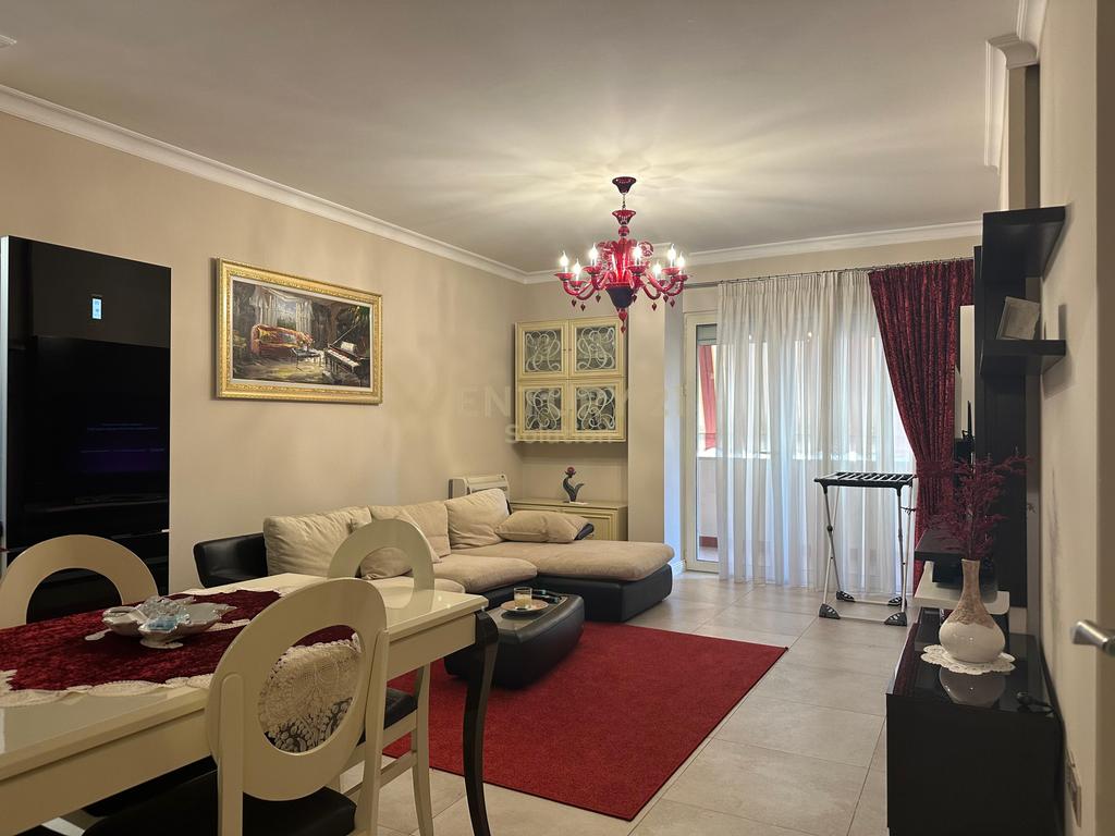 Shitet apartament 2+1 tek "Qendra Kristal" !!!