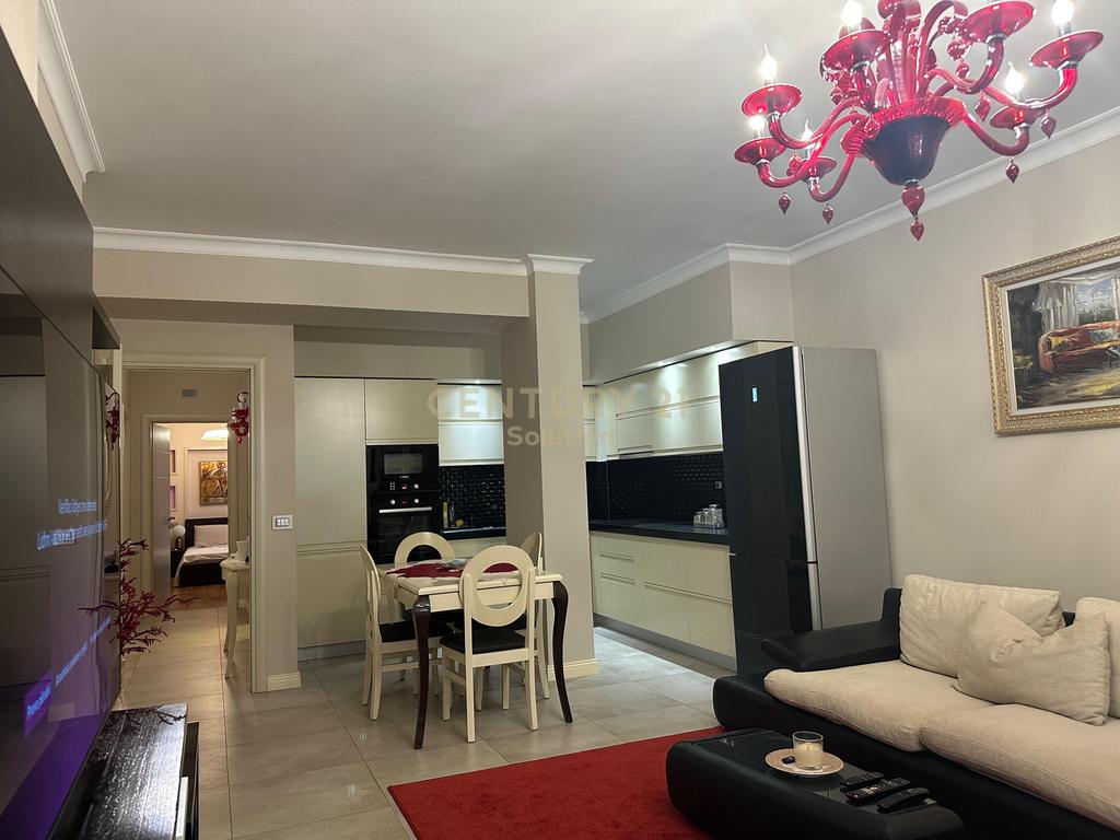 Shitet apartament 2+1 tek "Qendra Kristal" !!! (2)