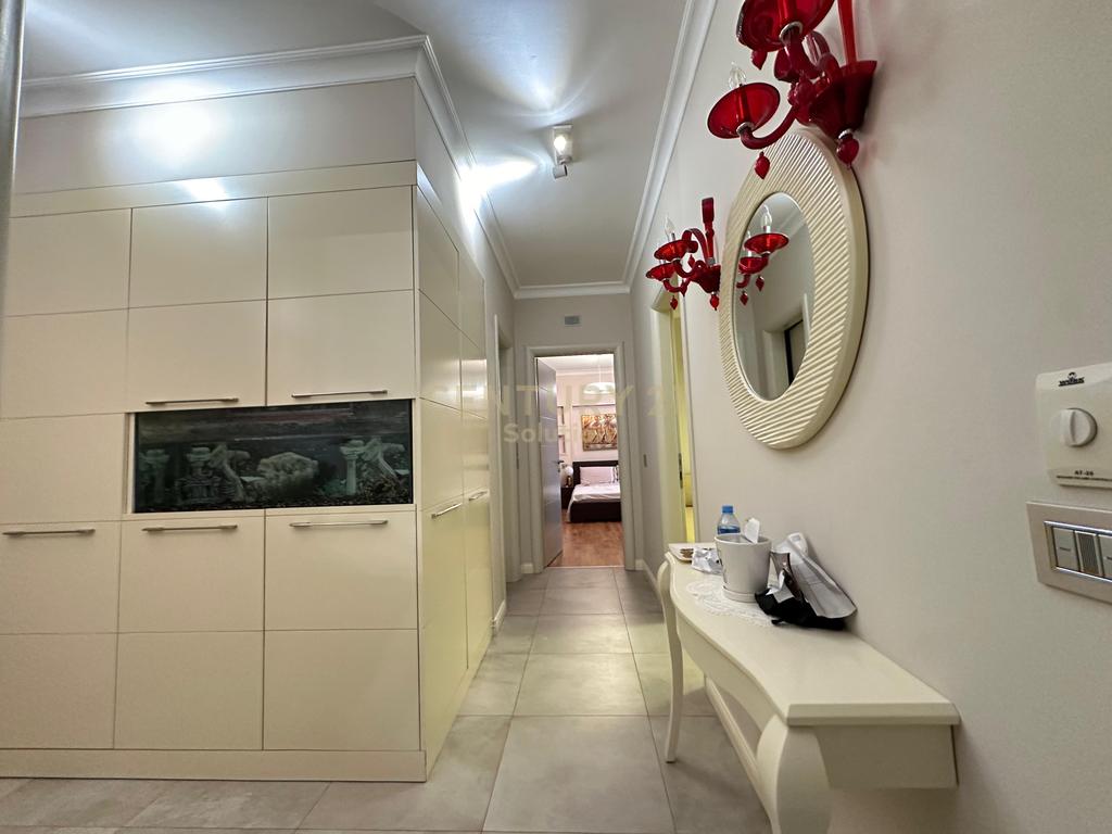 Shitet apartament 2+1 tek "Qendra Kristal" !!! (3)