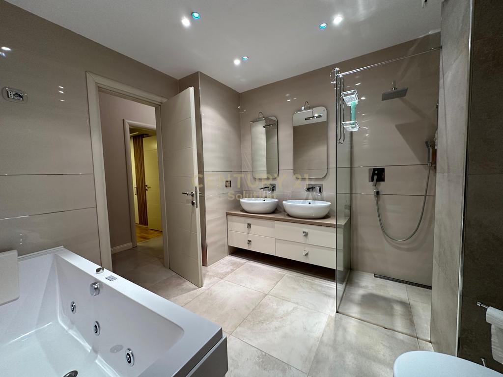 Shitet apartament 2+1 tek "Qendra Kristal" !!! (4)