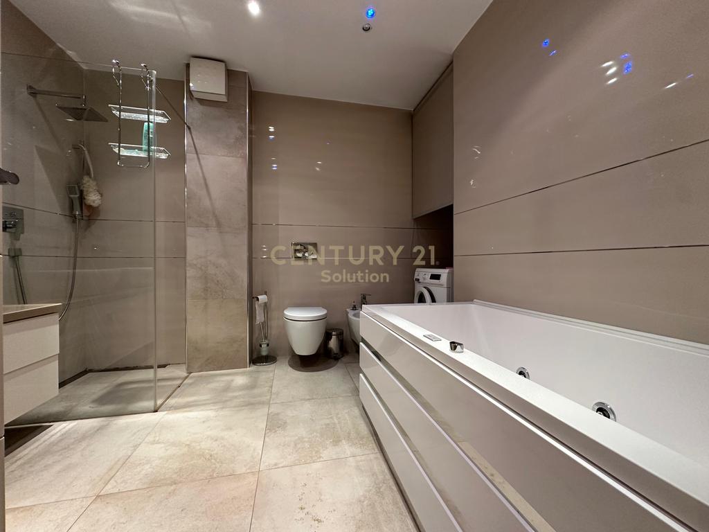 Shitet apartament 2+1 tek "Qendra Kristal" !!! (5)