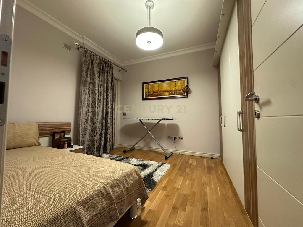 Shitet apartament 2+1 tek "Qendra Kristal" !!! (6)