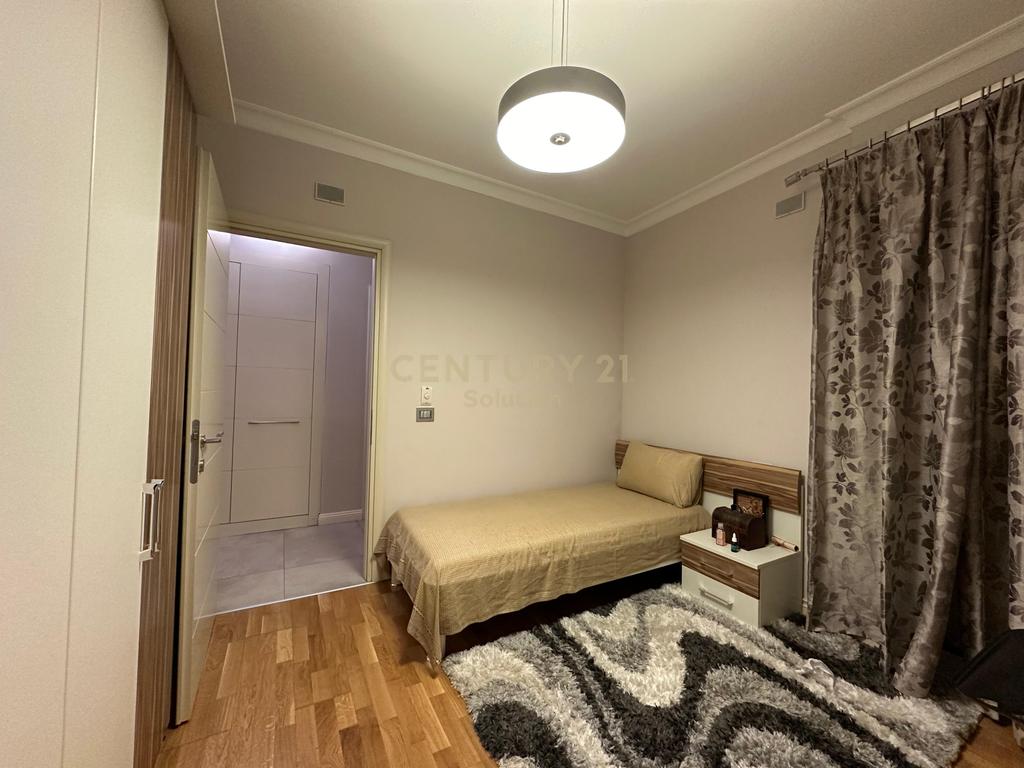 Shitet apartament 2+1 tek "Qendra Kristal" !!! (7)