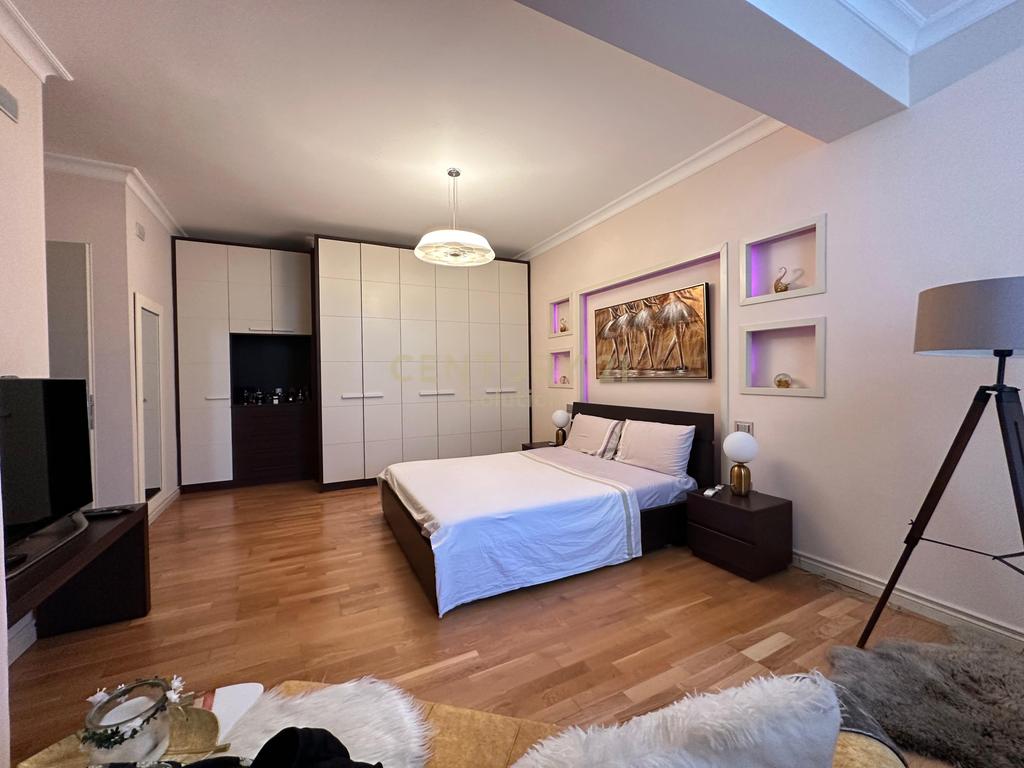 Shitet apartament 2+1 tek "Qendra Kristal" !!! (8)