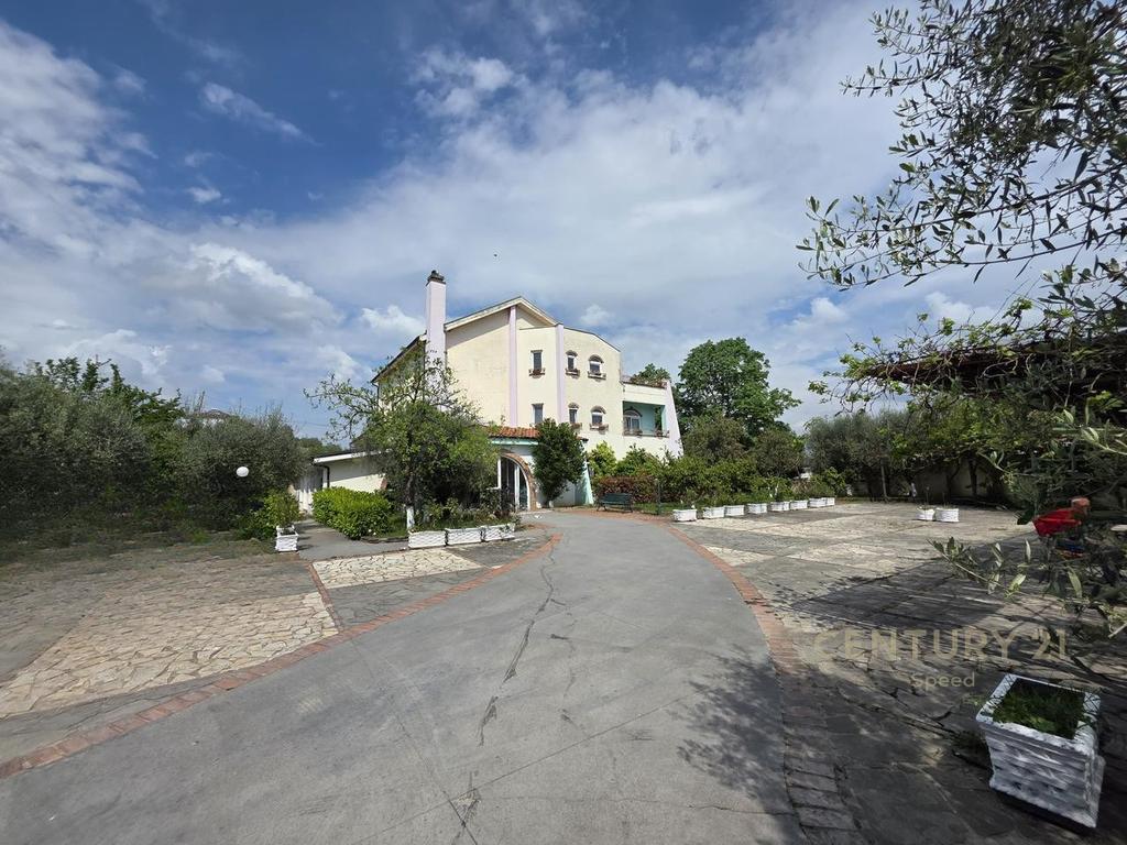 En venta: Edificio multifuncional de 3 plantas en vorë, cerca de city park!!