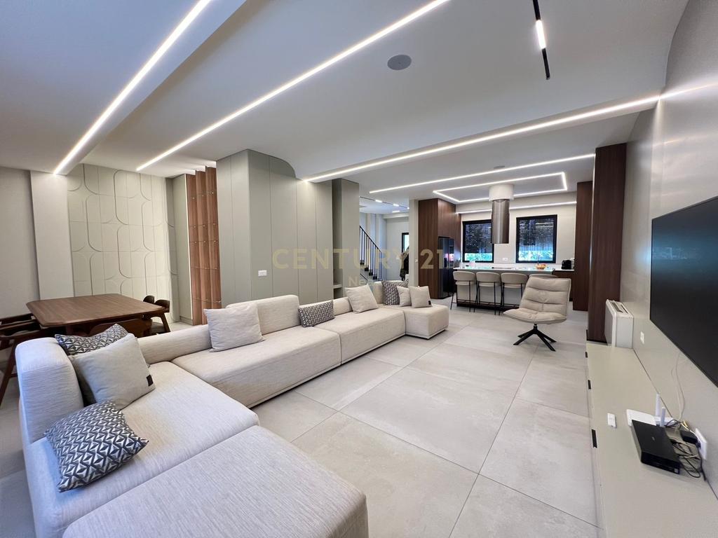 Duplex për shitje në kodrën e diellit