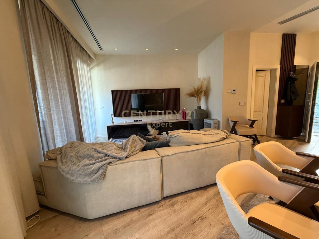 Duplex për shitje në kodrën e diellit