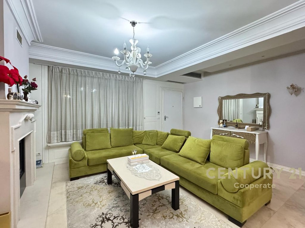 Duplex për shitje në kodrën e diellit