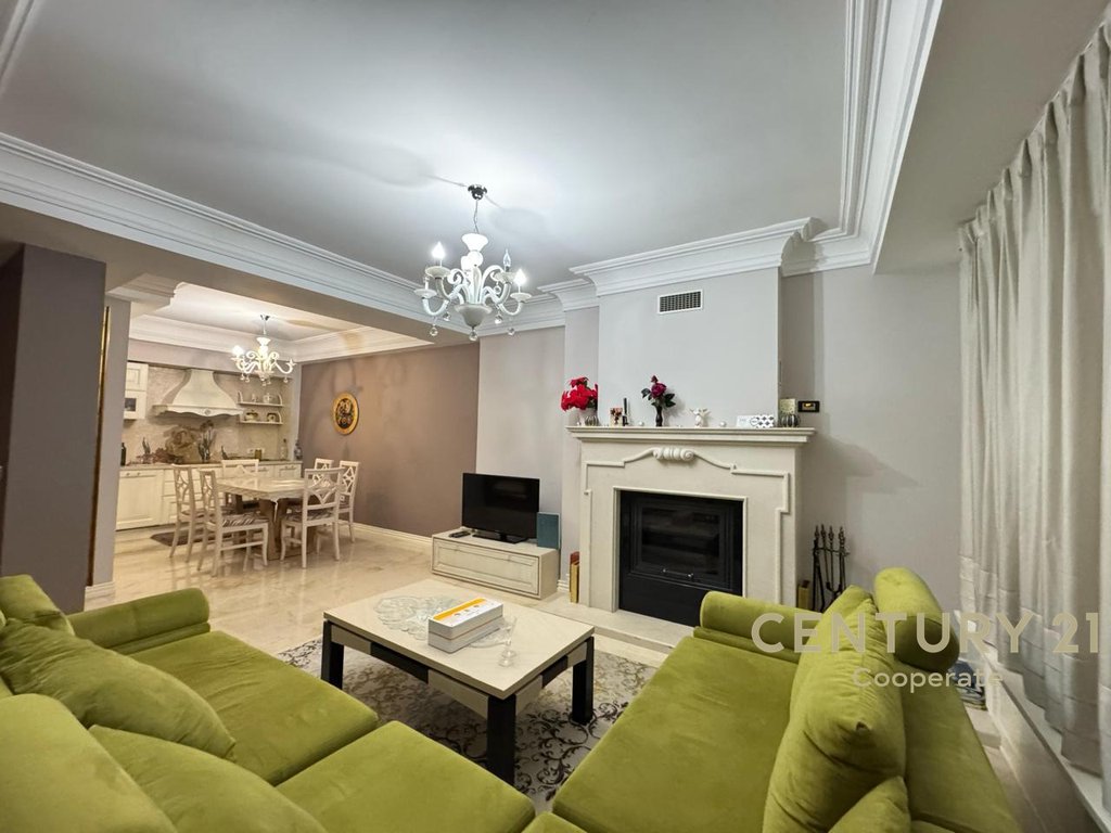 Duplex për shitje në kodrën e diellit