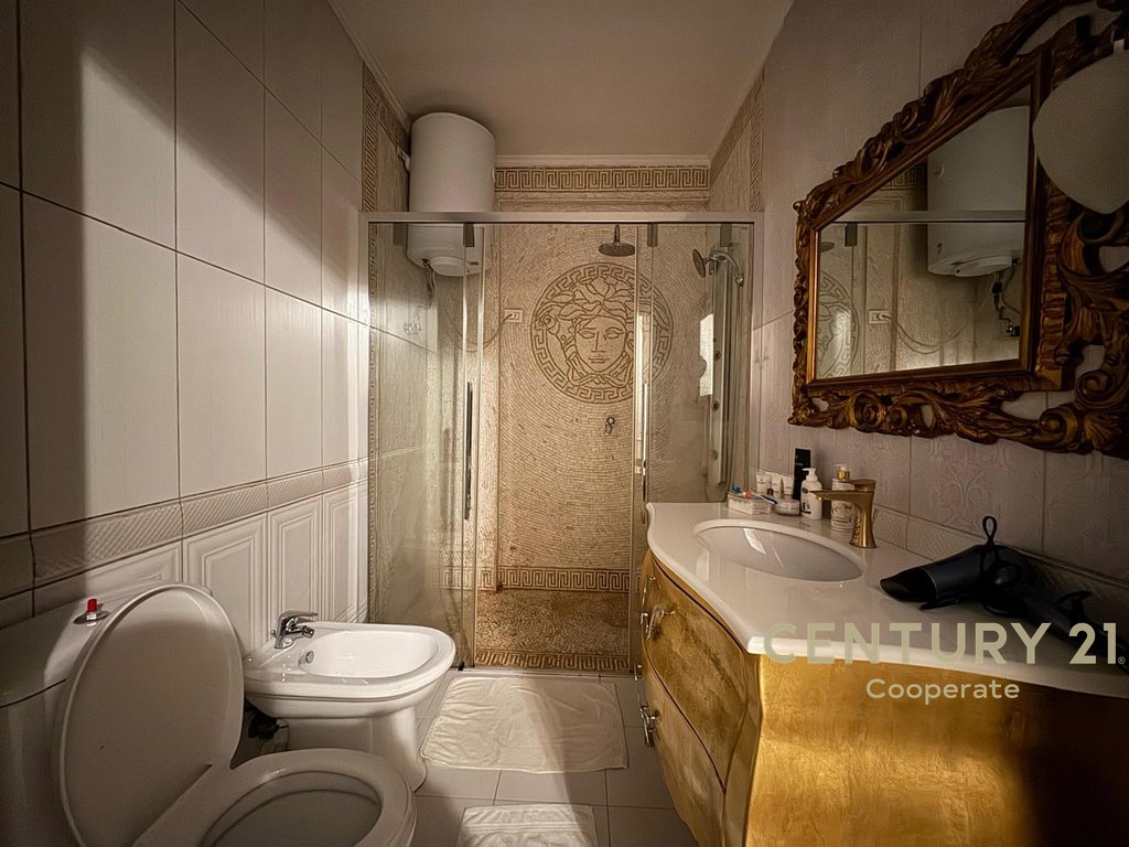 Duplex për shitje në kodrën e diellit