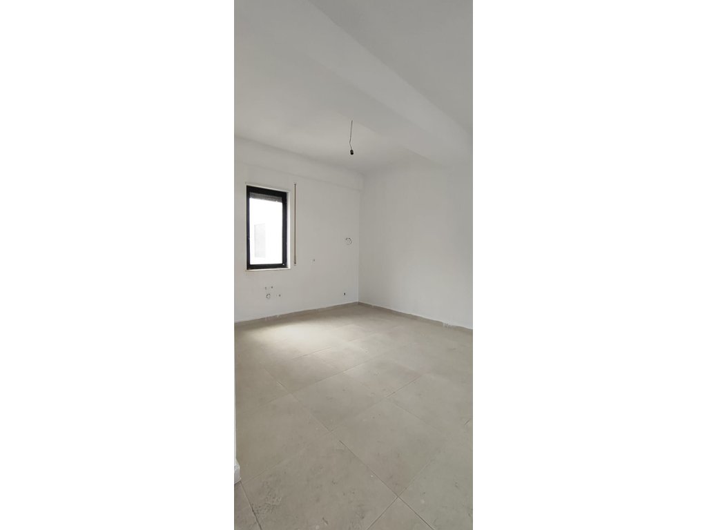 Duplex për shitje në kodrën e diellit