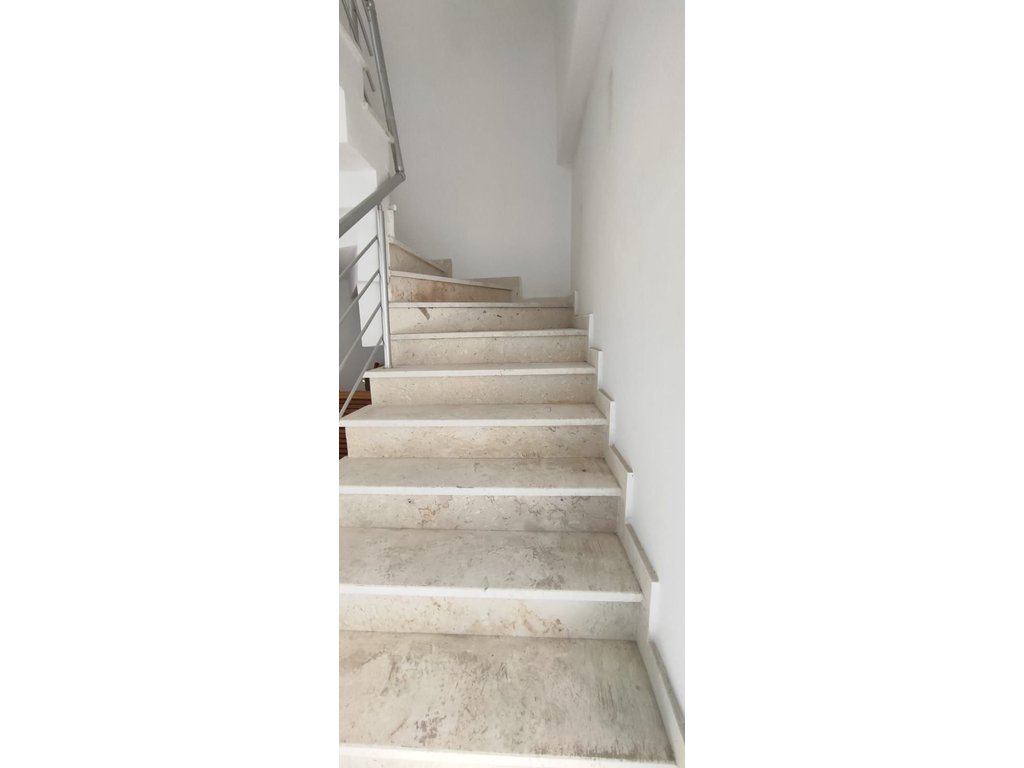 Duplex për shitje në kodrën e diellit