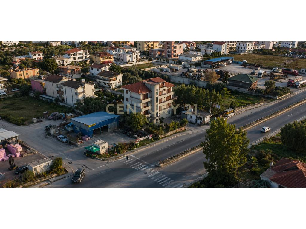 Venta edificio de 4 plantas con patio, almacén, 1308m² de terreno y tienda, cerca de la autopista de Durrës, arapaj!!