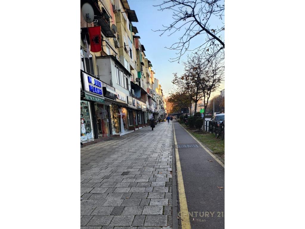 Shitet ambient komercial buzë rruge pranë inxhinierisë së ndërtimit