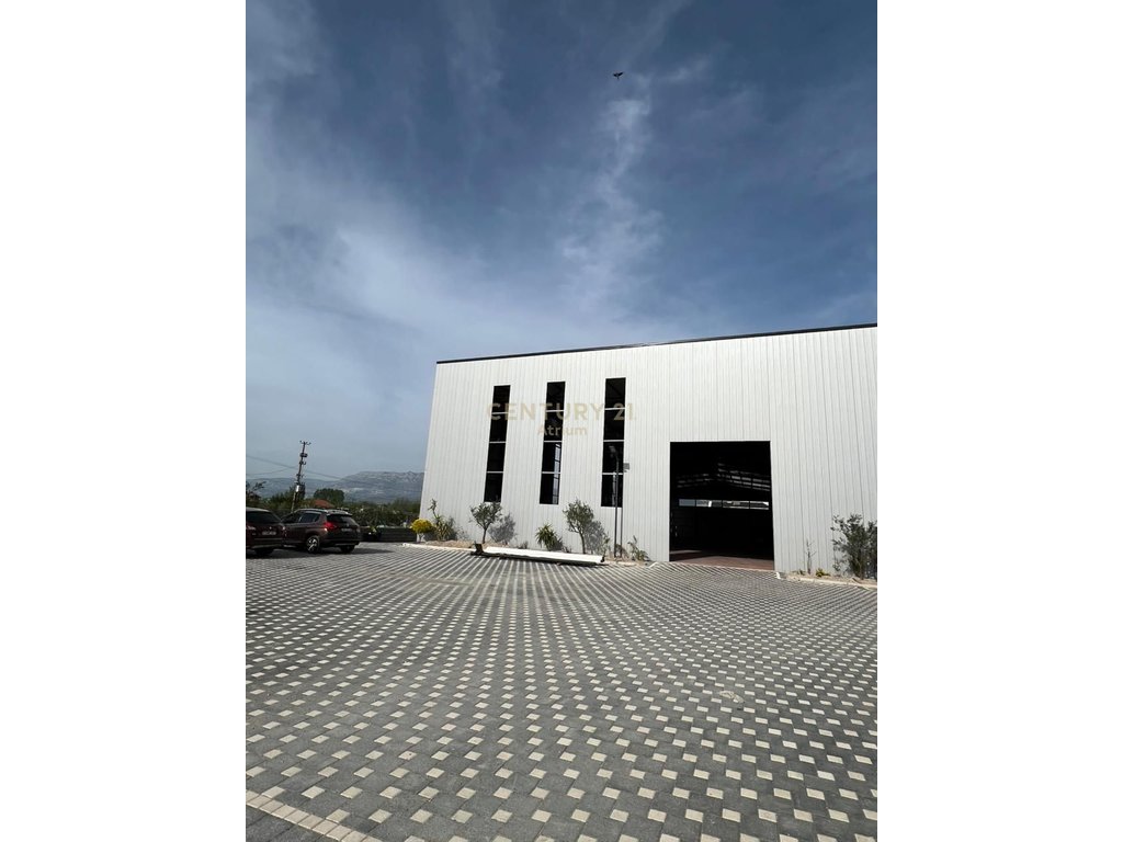 Entrepôt industriel en location, grand espace + cour fonctionnelle