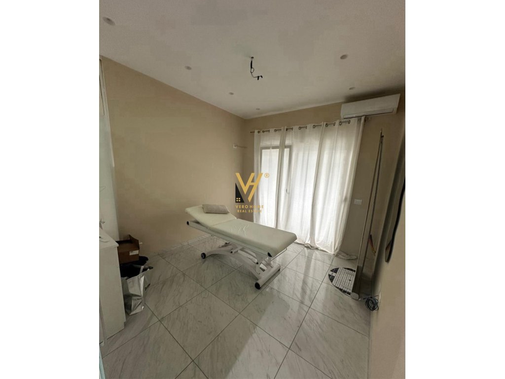 Local commercial à louer - 70 m² dans la municipalité de parisit, Tirana, 65 000 lek