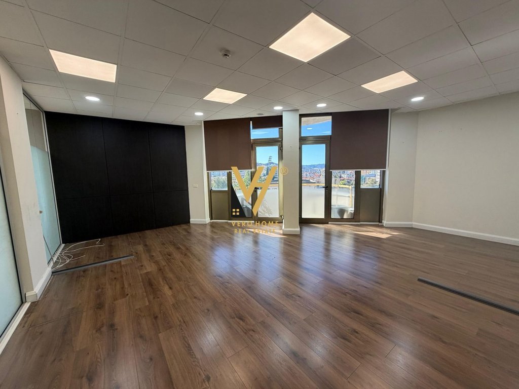 Espace commercial à louer 100 m² proche place wilson 1 800 euros