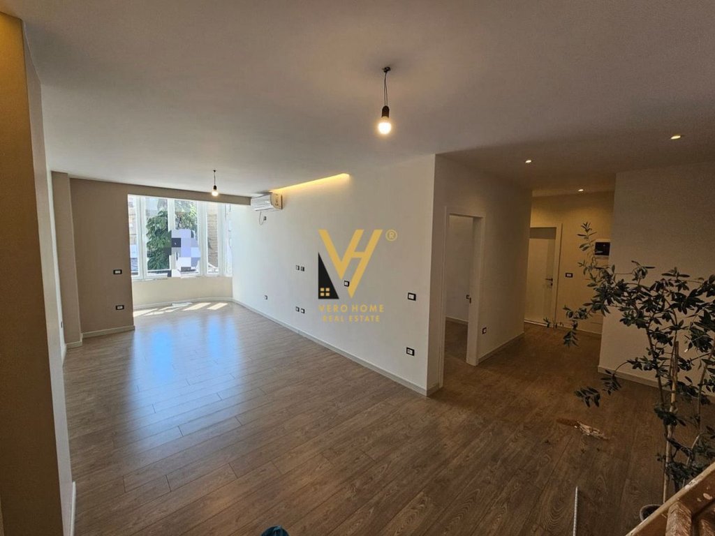 Piso + estudio en venta en zogu i zi 300.000 euros