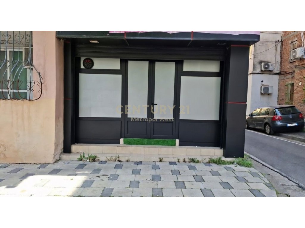 Ambient comercial en venta cerca de la calle “Asim Vokshi”, frente a harry fultz!