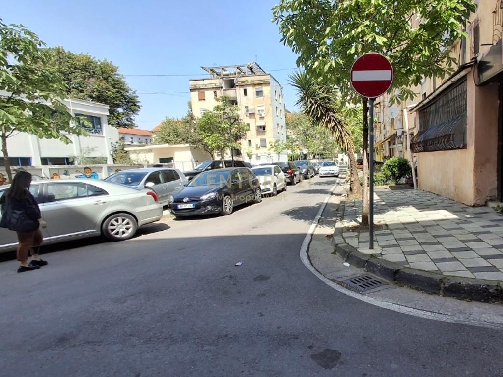 Ambient comercial en venta cerca de la calle “Asim Vokshi”, frente a harry fultz! (3)