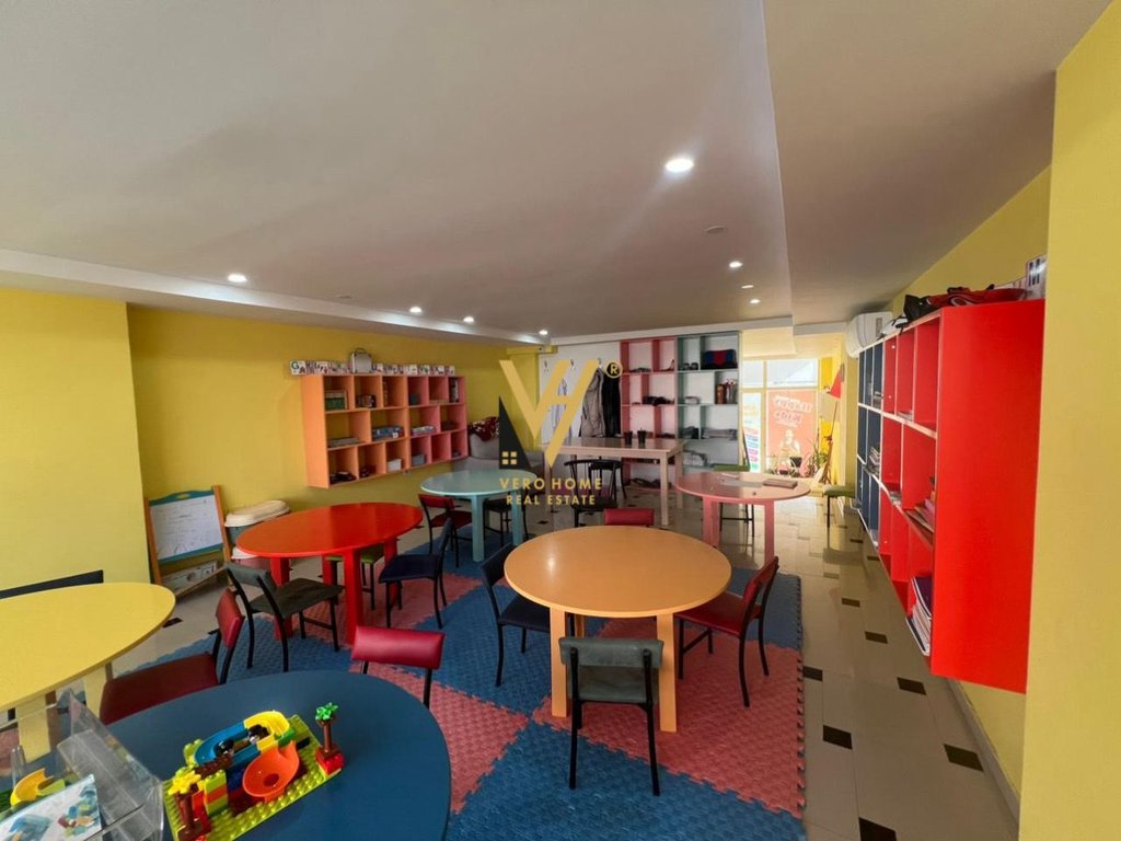 Shitet ambient biznesi 70 metra katror ne Astir 120.000 euro
