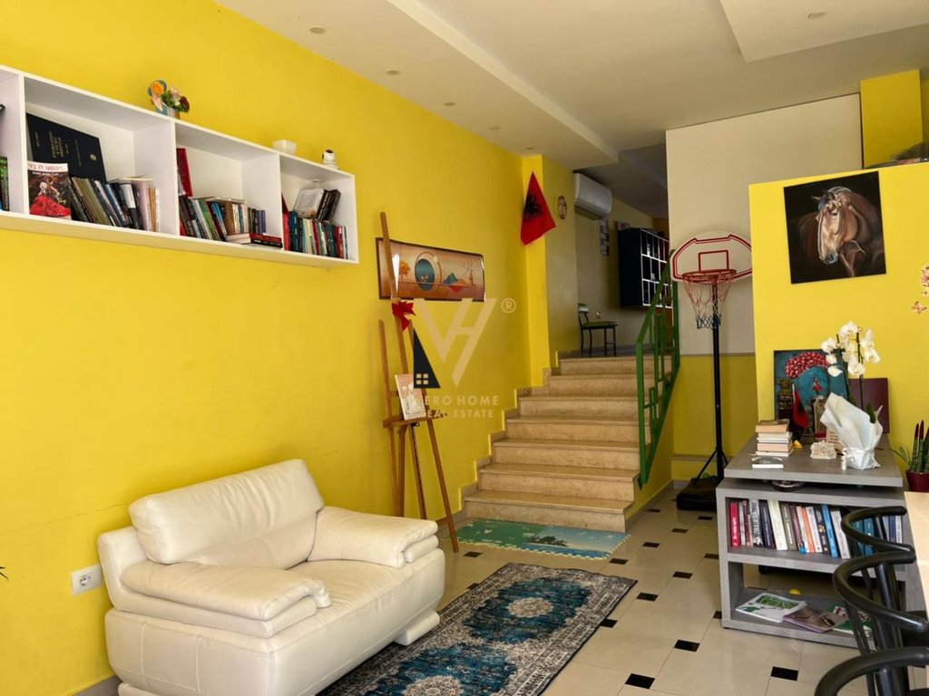Shitet ambient biznesi 70 metra katror ne Astir 120.000 euro