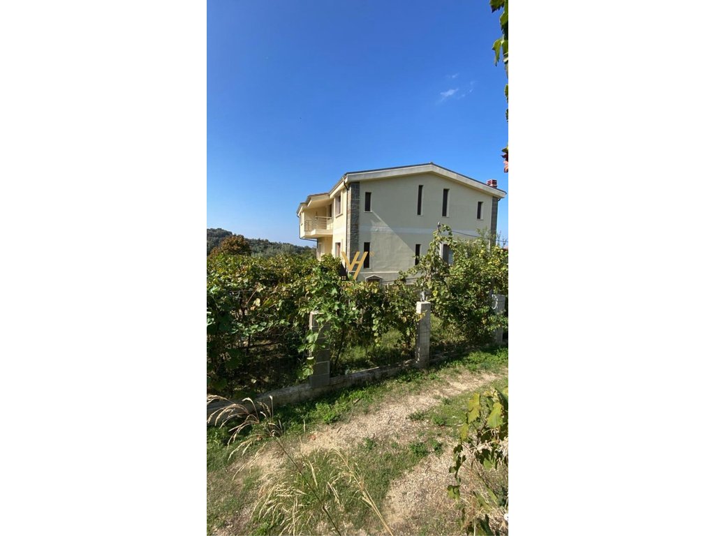 Casa de dos pisos en venta en marikaj, vore 1.000 euros
