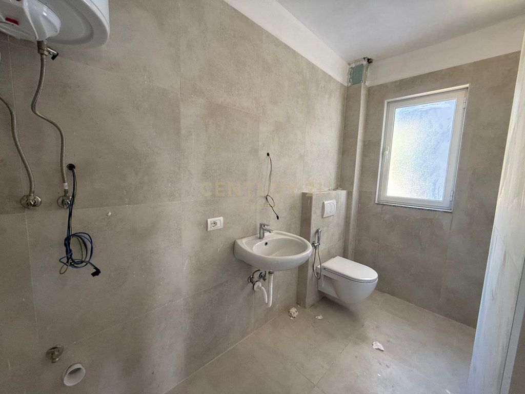 Sarandë, shesim apartament 2+1 në portin e limionit